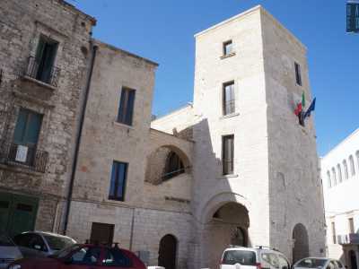 ...laddove svetta una delle antiche case-torri di origine normanna